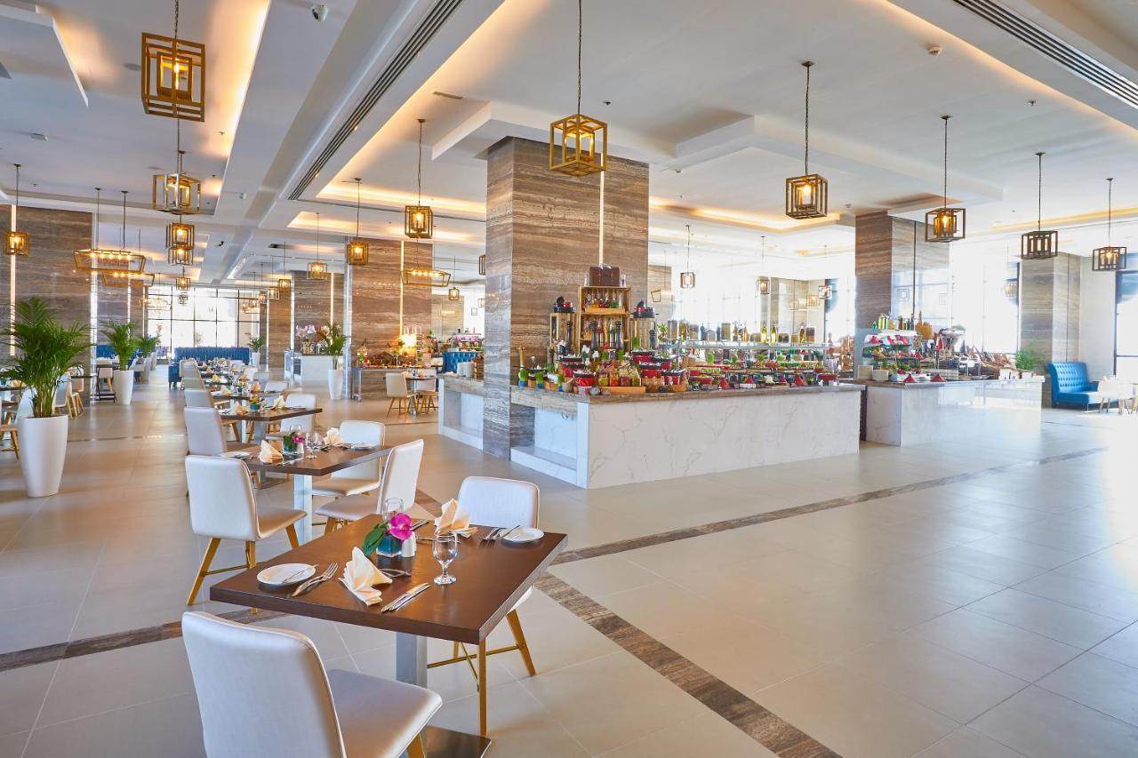 Al Bahar Hotel & Resort Fujairah Exterior photo The restaurant at the hotel
