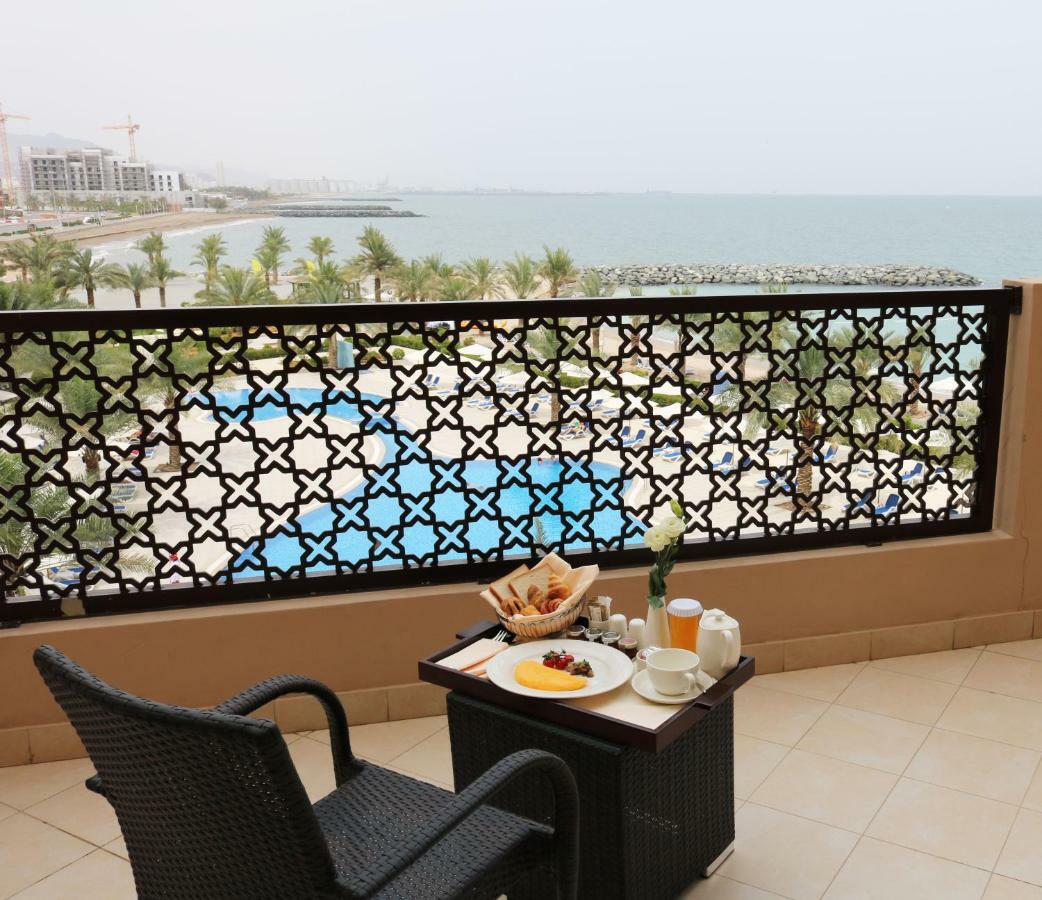Al Bahar Hotel & Resort Fujairah Exterior photo A balcony at the Jumeirah Beach Hotel